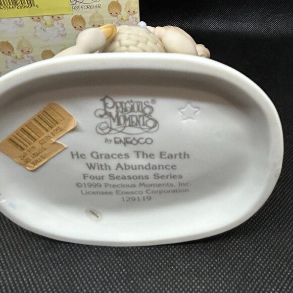 PRECIOUS Moments “He Graces The Earth With Abundance" figurine - Picture 6 of 6